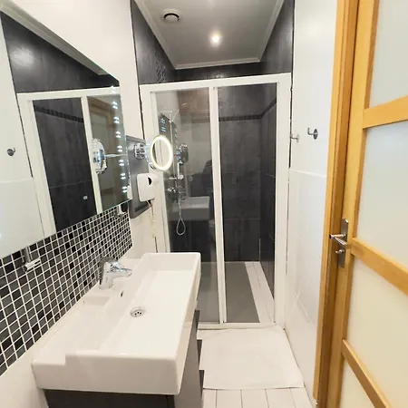 St Paul Marais Flat Ground Floor Apartment *