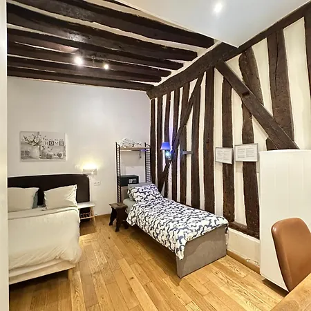 St Paul Marais Flat Ground Floor * Parigi