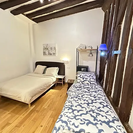 St Paul Marais Flat Ground Floor Parigi